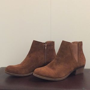 Super cute formal/ casual brown boots:)